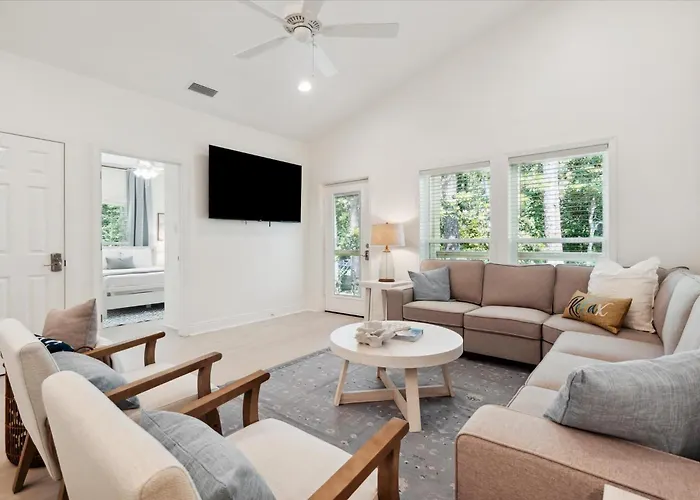 Brand New Luxury Rental On Oleander Unit G