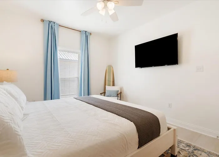 Brand New Luxury Rental On Oleander Unit F