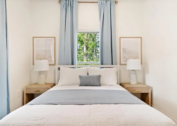 Brand New Luxury Rental On Oleander Unit E