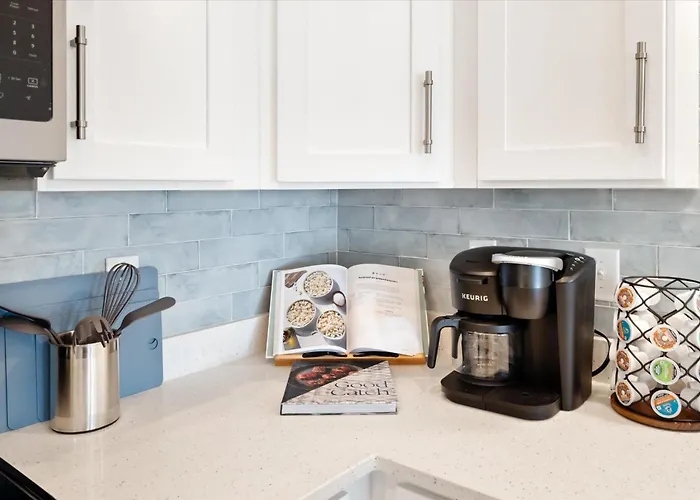 Brand New Luxury Rental On Oleander Unit E