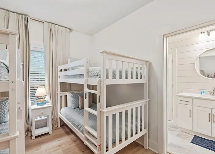 Brand New Luxury Rental On Oleander Unit B