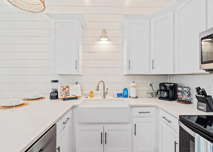 Brand New Luxury Rental On Oleander Unit B