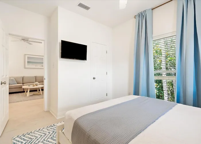 Brand New Luxury Rental On Oleander Unit H